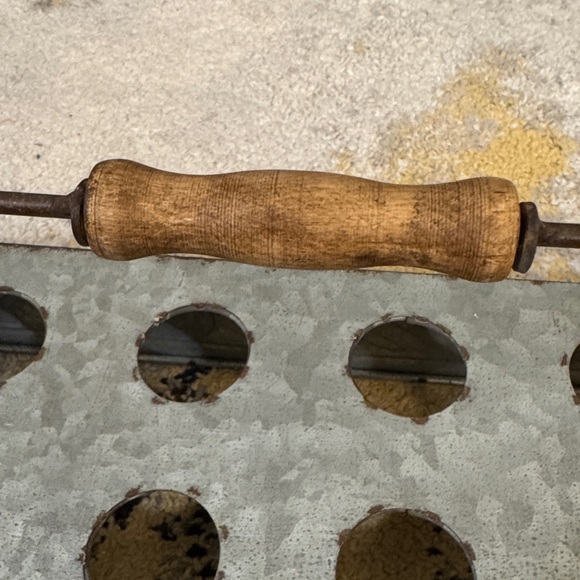 Vintage inspired Galvanized Metal 12-Egg Carrier Rustic Farmhouse - Picture 4 of 4